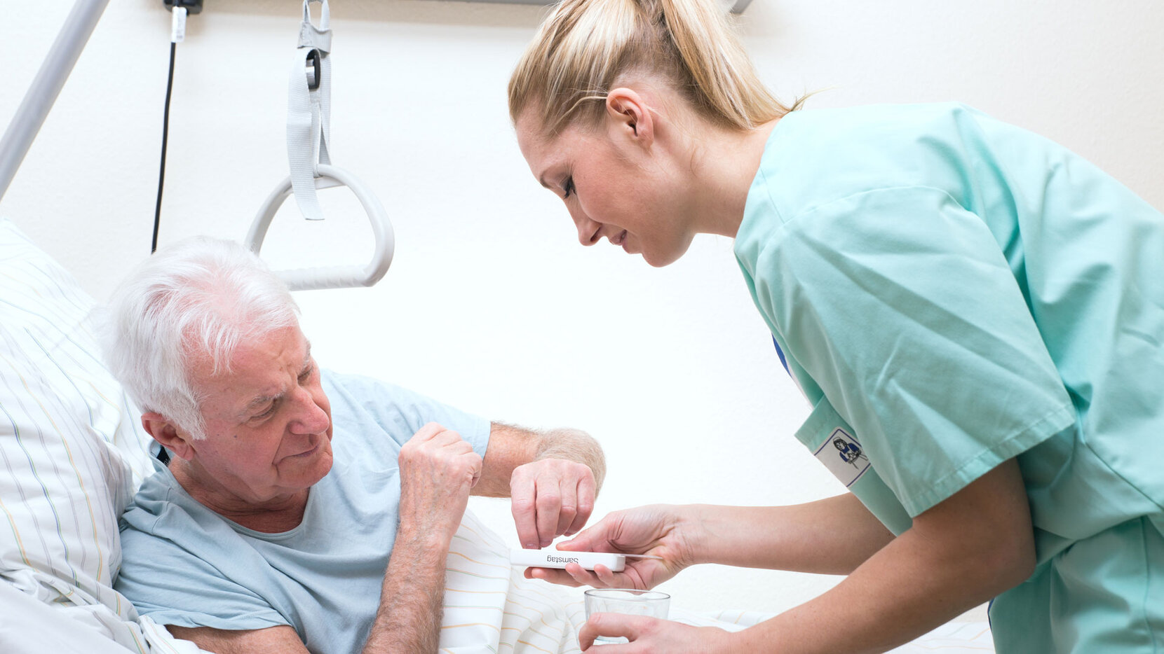 Pflegerein mit Senior