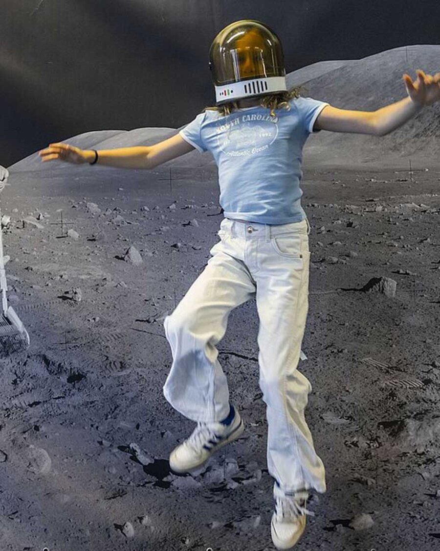Junge simuliert Mondlandung auf der LNDW 2023.