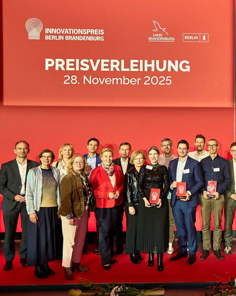 Die Preisträgerinnen und Preisträger des Innovationspreises Berlin Brandenburg 2025 auf der Bühne anlässlich der Preisverleihung in der TH Wildau, Brain City Berlin