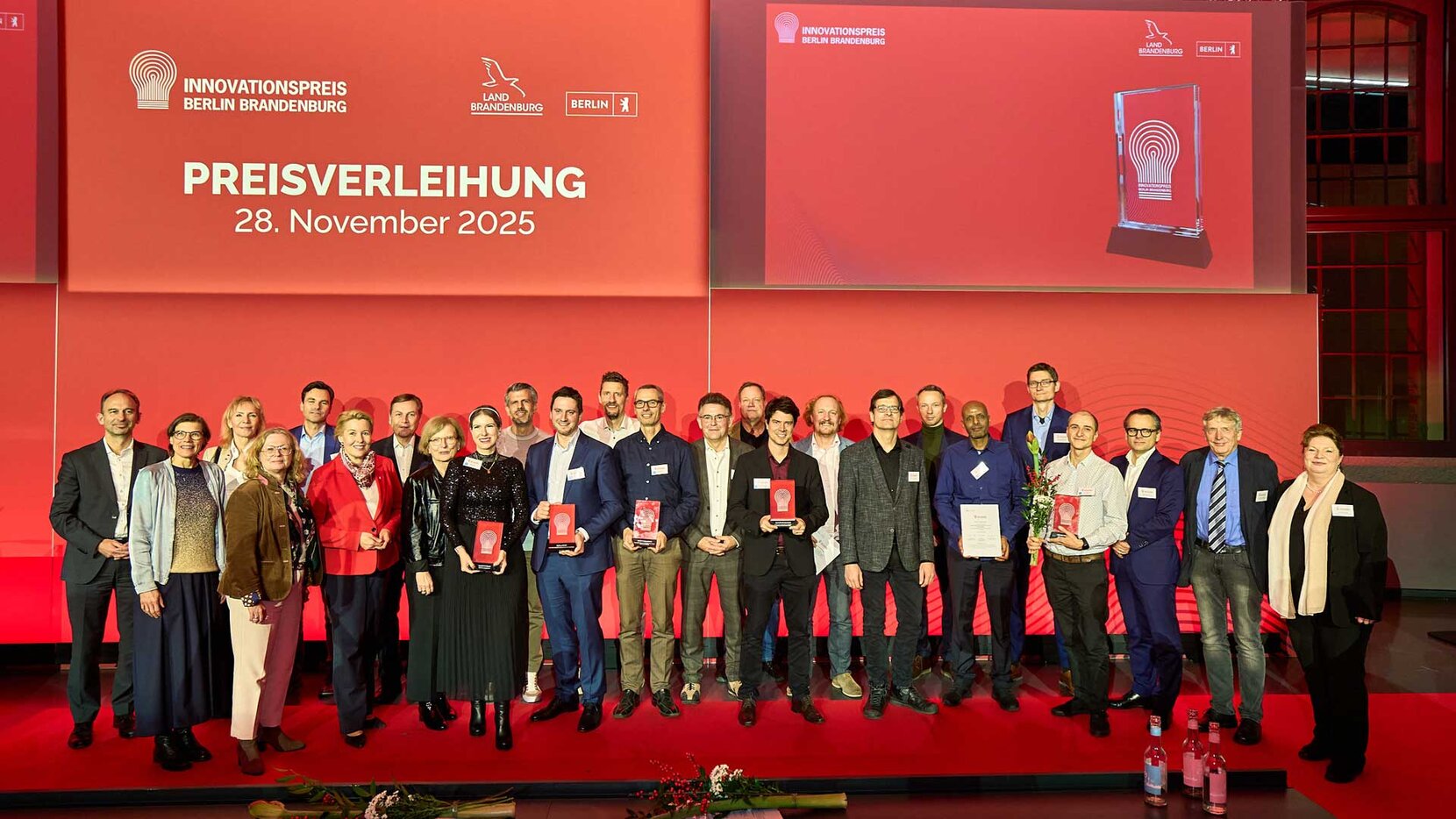 Die Preisträgerinnen und Preisträger des Innovationspreises Berlin Brandenburg 2025 auf der Bühne anlässlich der Preisverleihung in der TH Wildau, Brain City Berlin